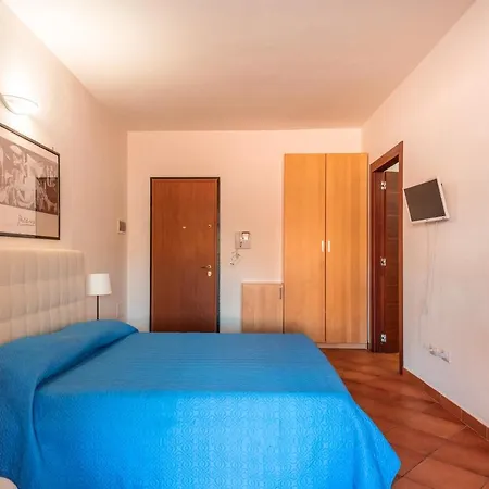 Apartment Relaxing Cristal Blu Sleeps 3 Num1486